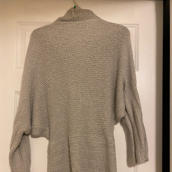 A v-neck sweater - Picture 2 of 2